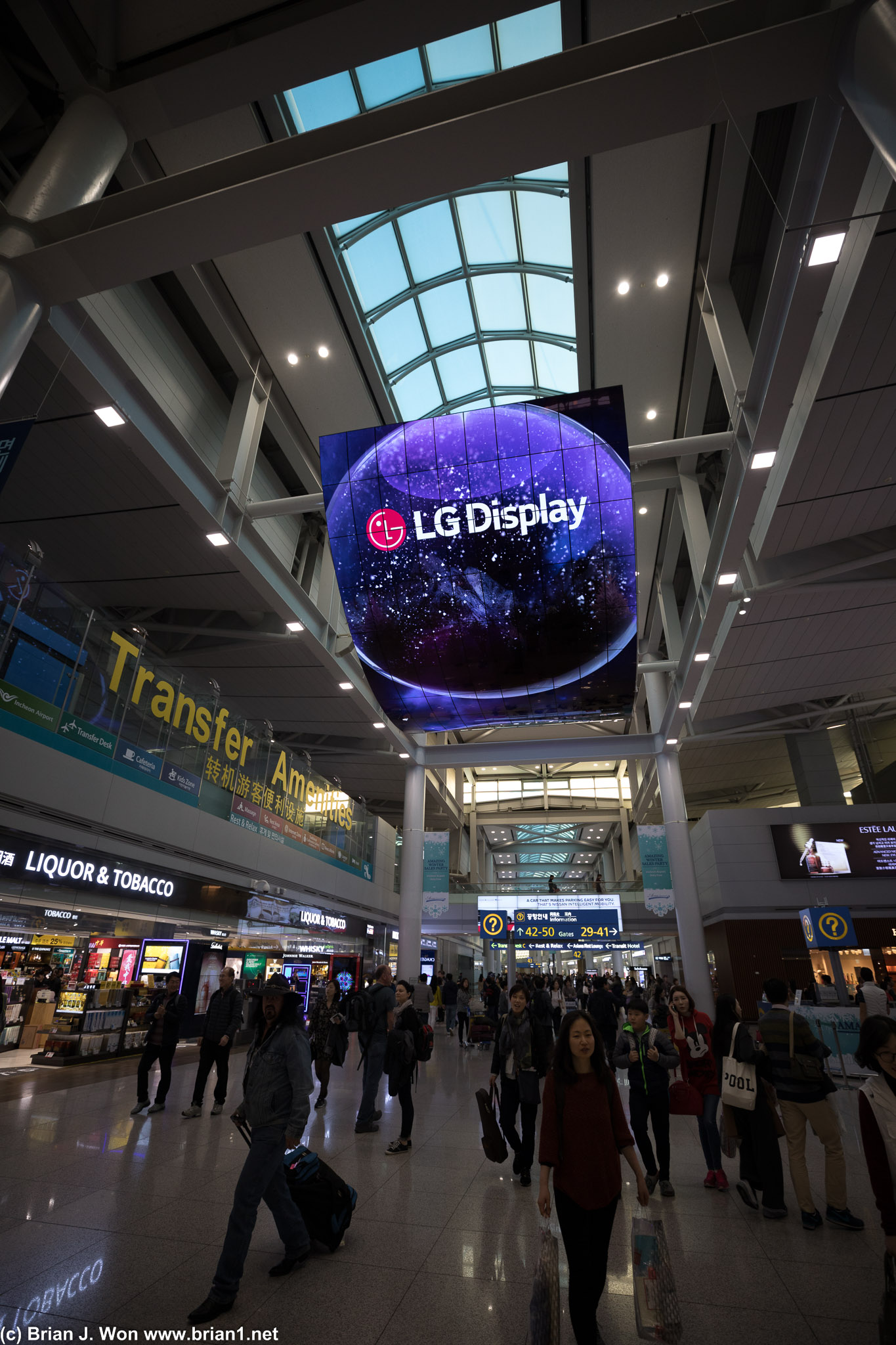 LG pimping their OLED displays at ICN.