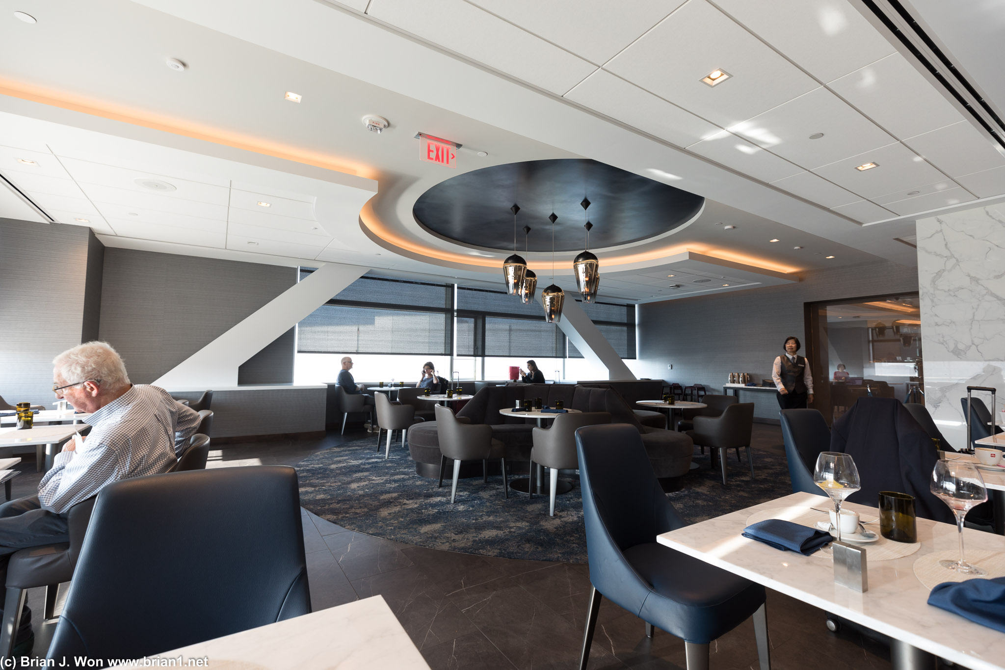United Polaris Lounge dining room.