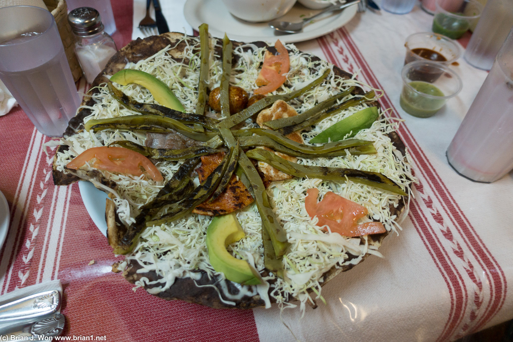 Gish Bac tlayuda: tasajo, cecina, chorizo, pollo asado y nopal asado.
