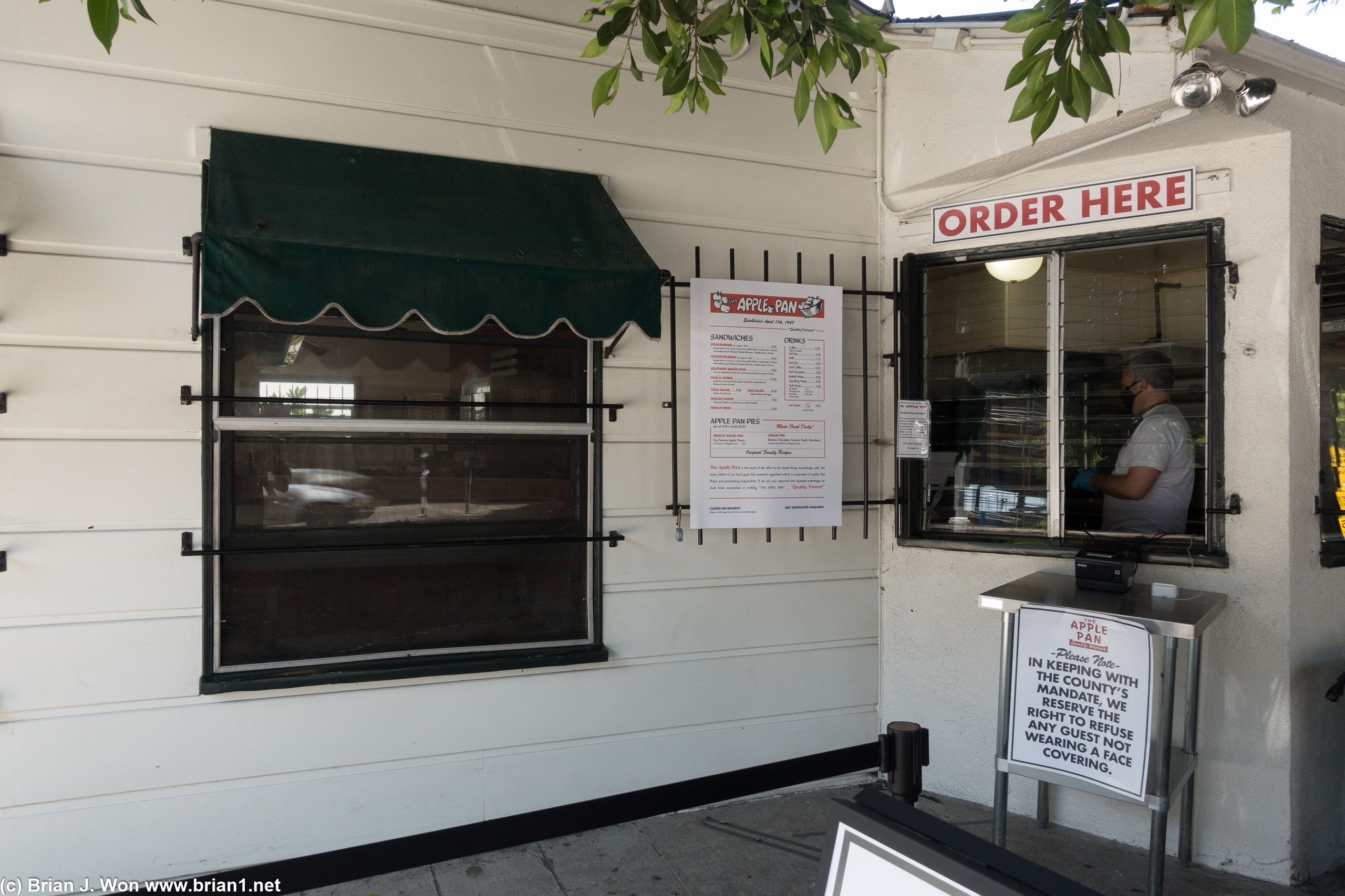 The Apple Pan's new order window.