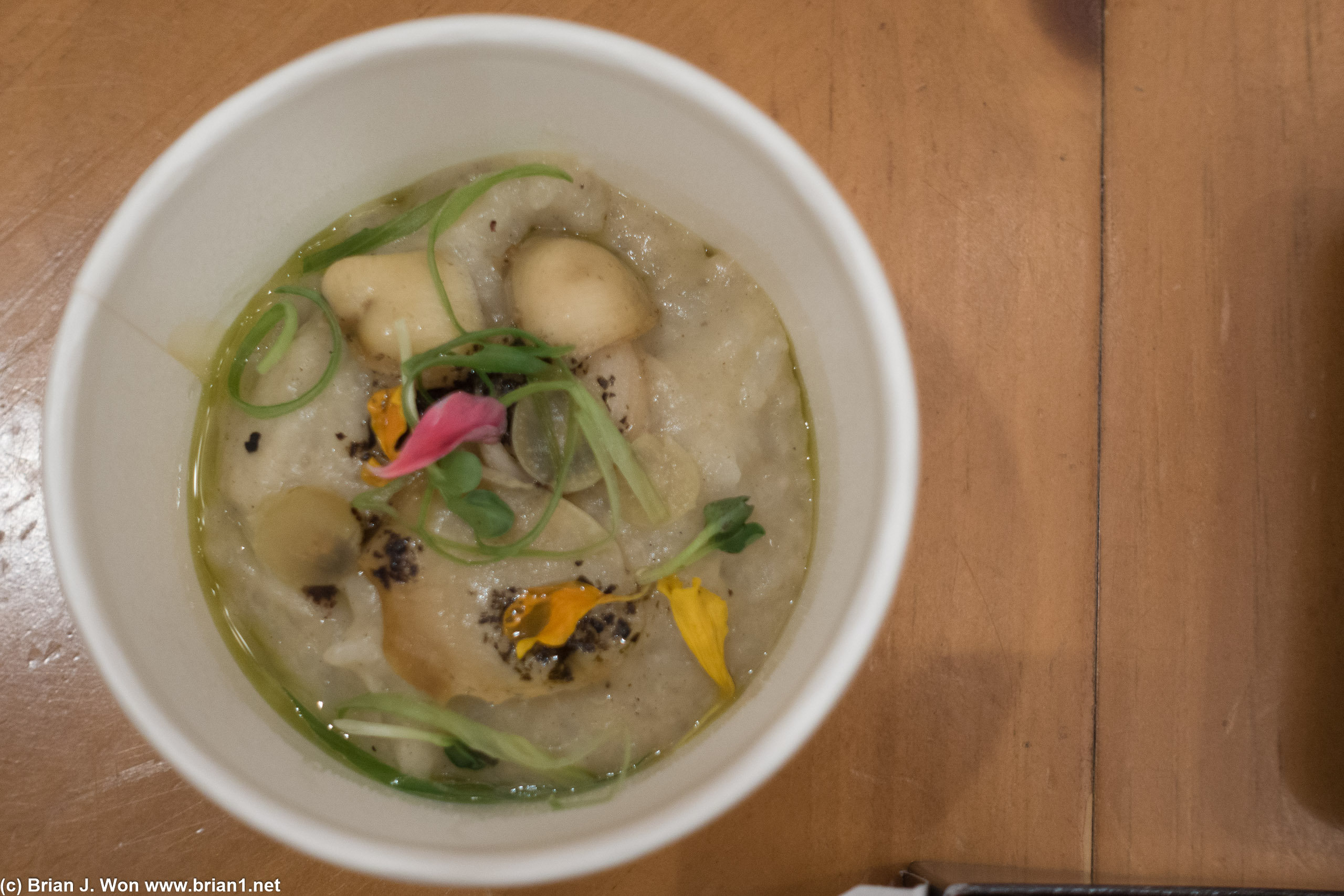 Porridge with abalone is delicious.