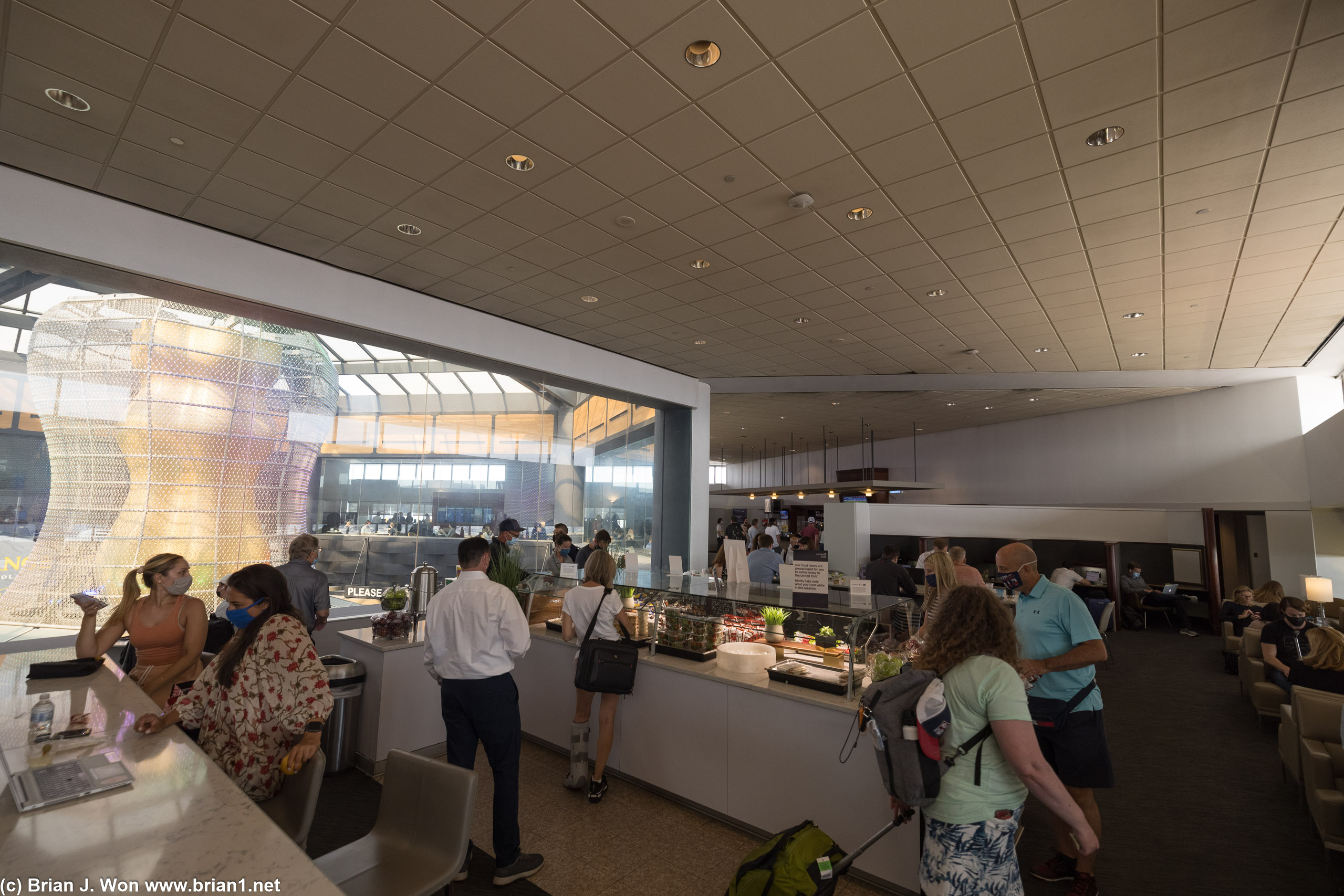The one United Club open at EWR wasn't quite full.