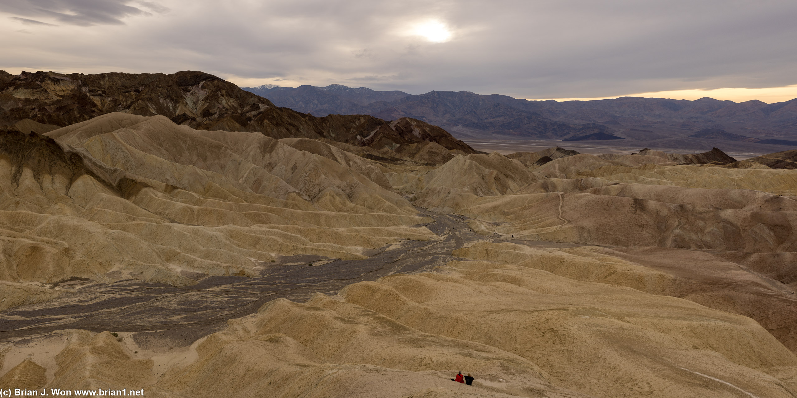 Still enough time before sunset to descend into the canyon.