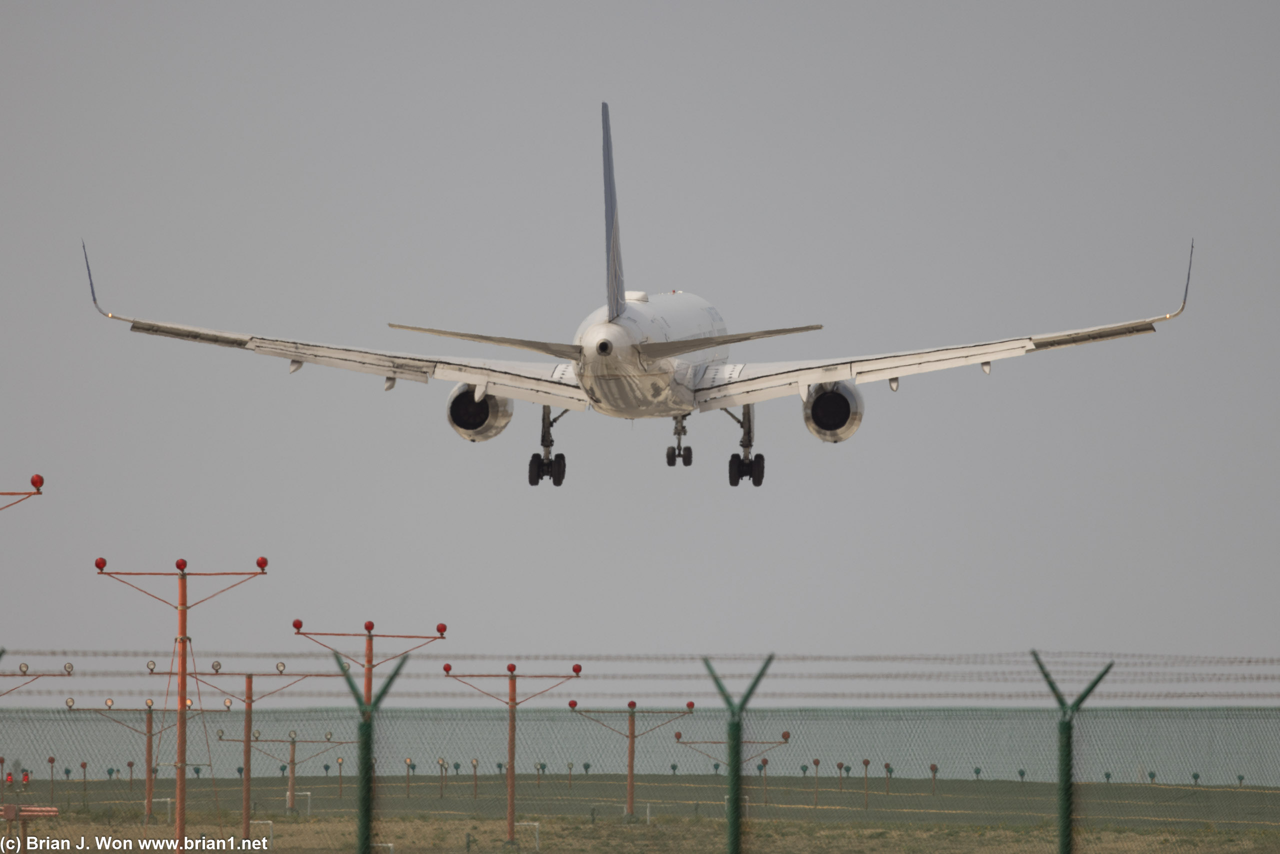 United 757-200 about to land on runway 24R.