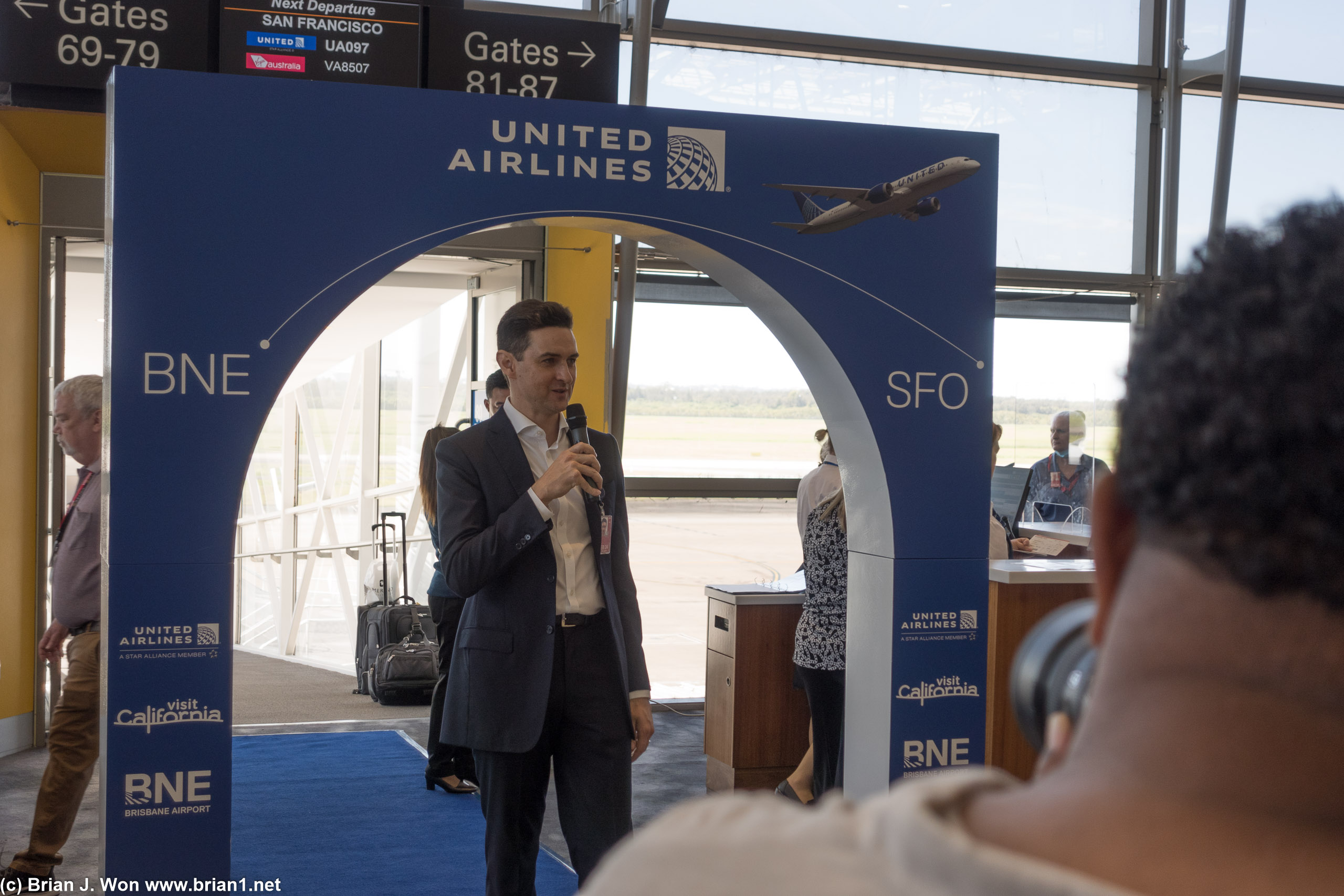 Speeches at the gate.