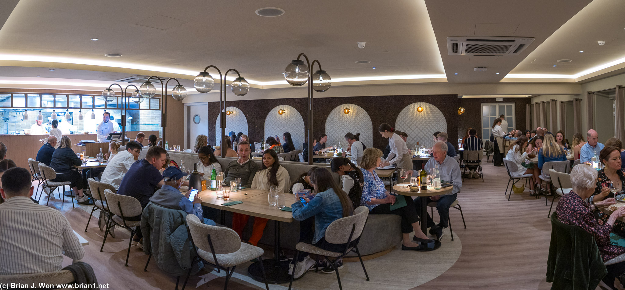 Busy dining room even at 9:00pm.