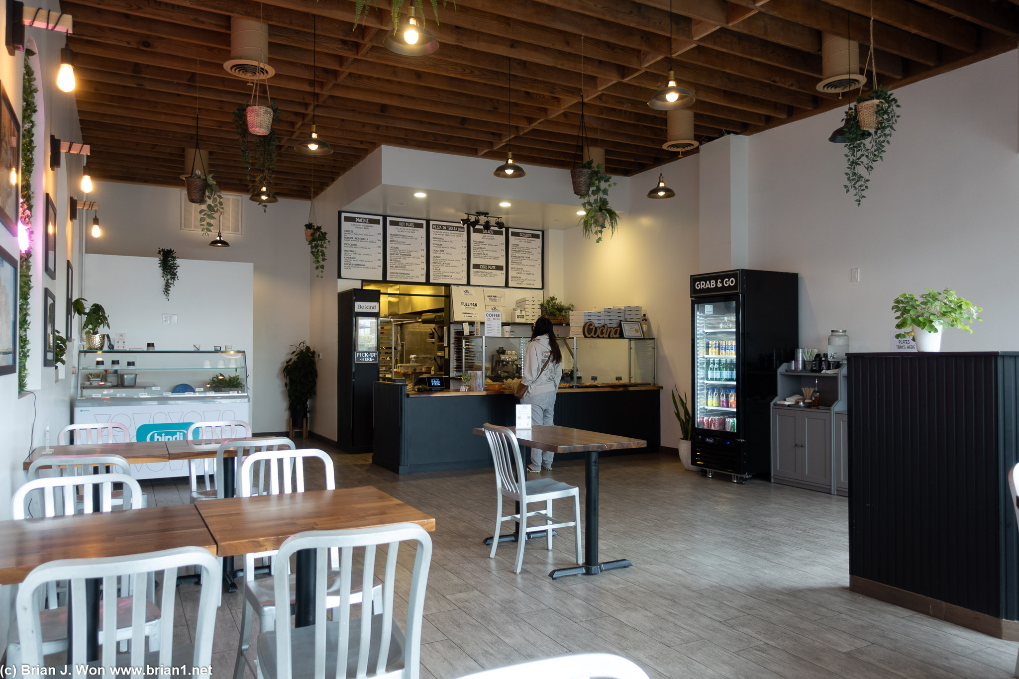 Feels very American modern cafe.