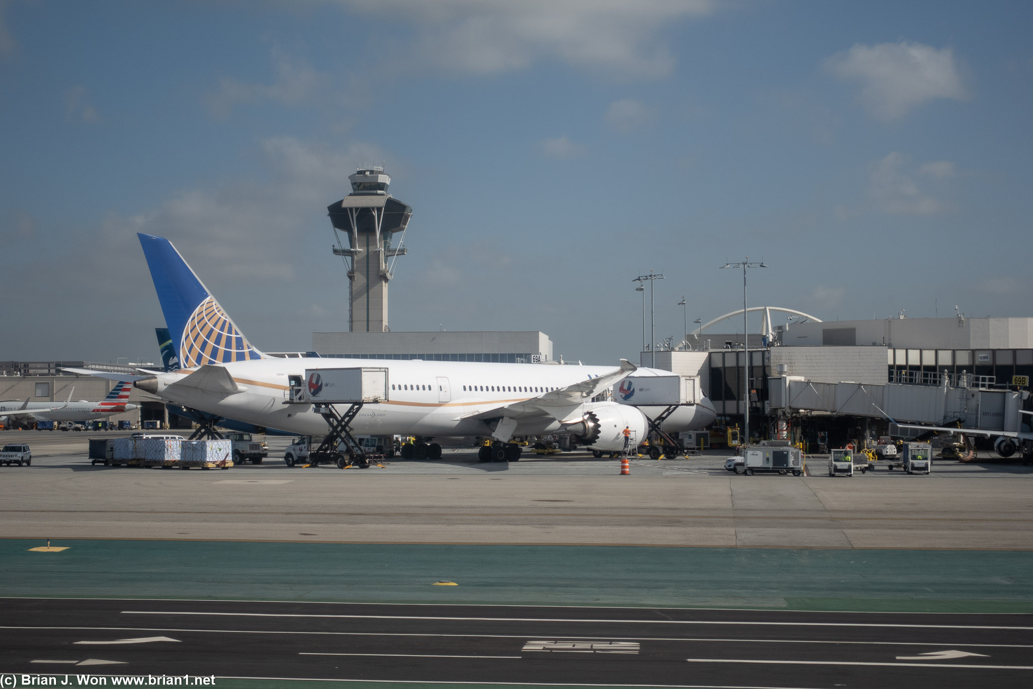 United 787-9 at Terminal 6.
