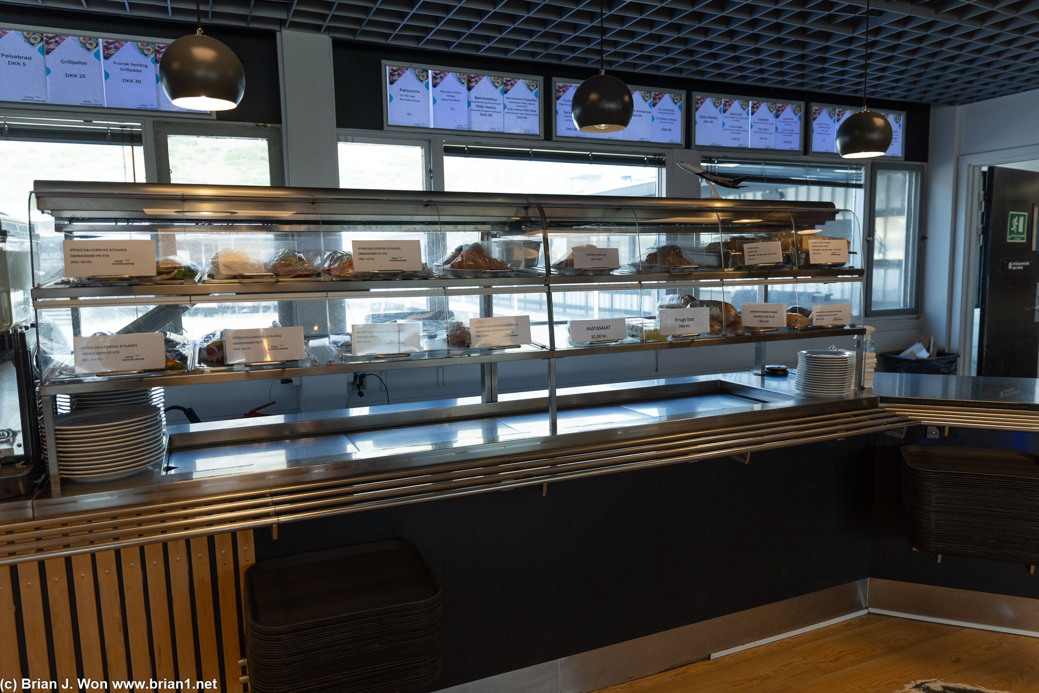 Kangerlussuaq Airport has a large but basic restaurant.