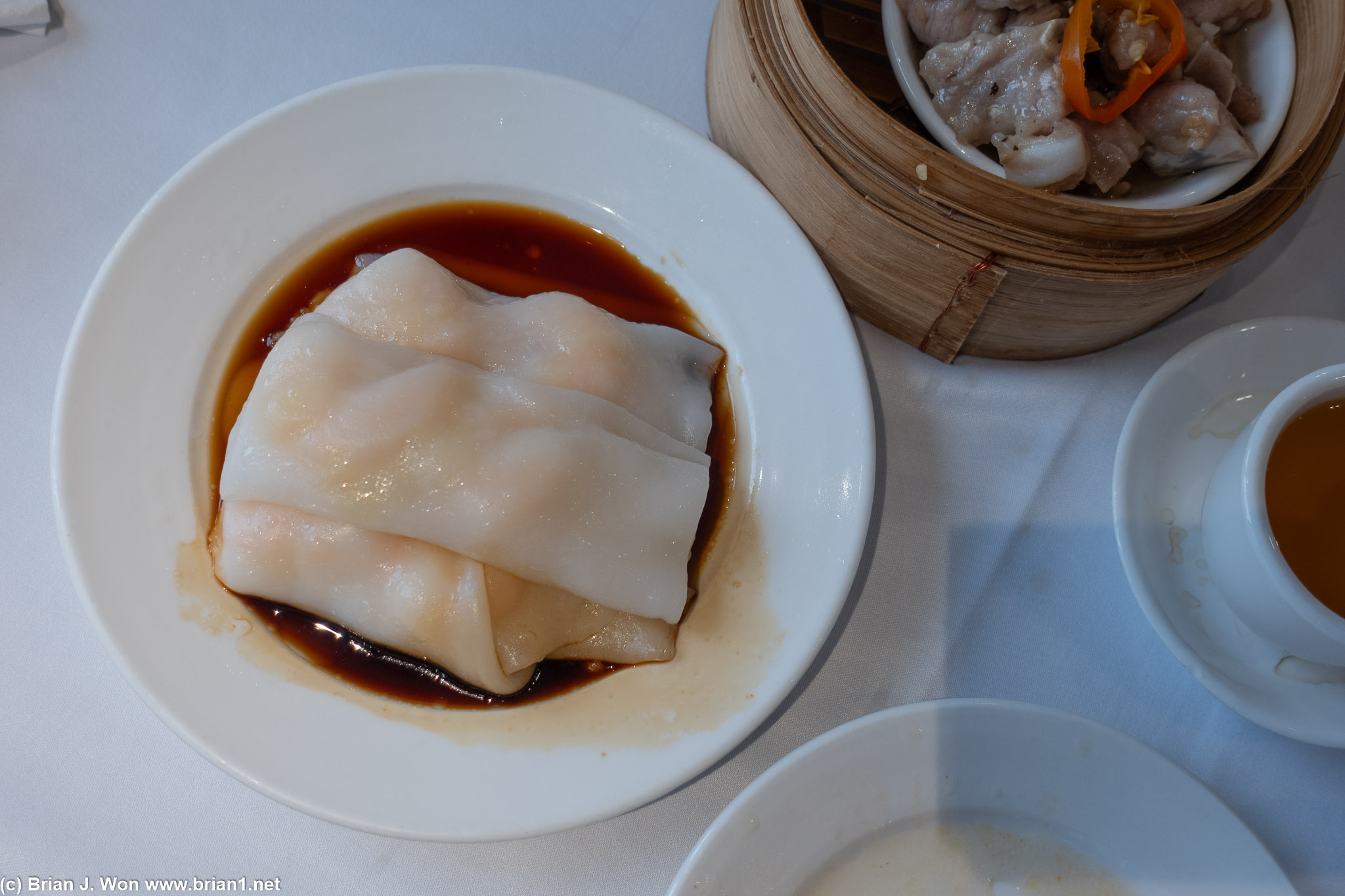 Har cheung fun (shrimp rice noodle roll) were a miss, skins too thick.