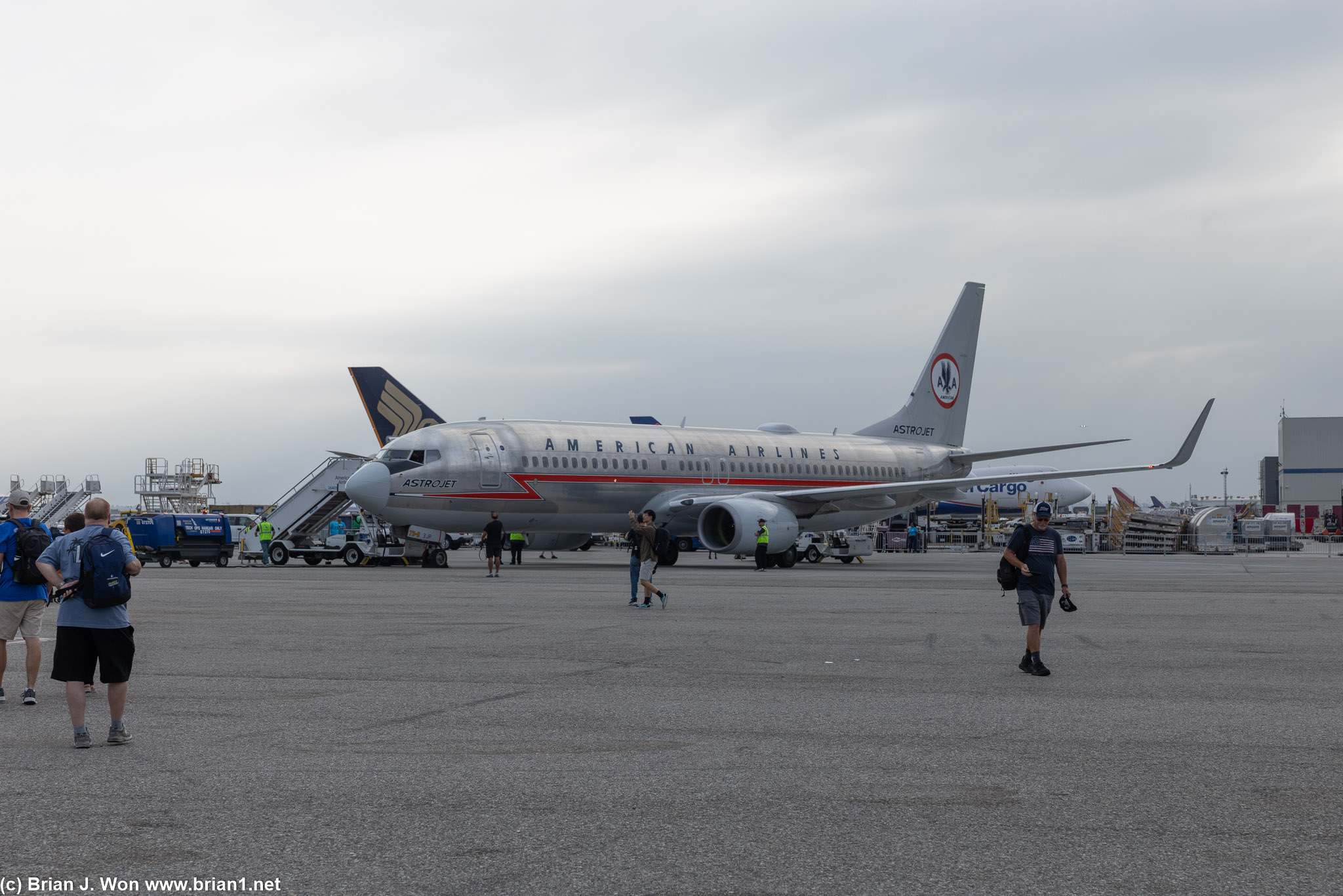 American brought out their Astrojet-livery 737-800 for Crankyflier Dorkfest 2025's ramp visit at LAX.