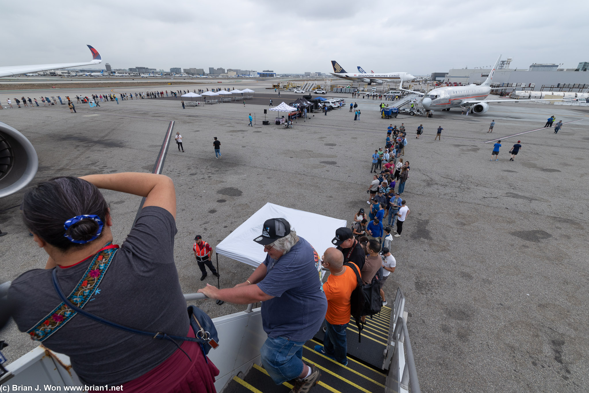 50+ people waiting to see the inside of N507DN.