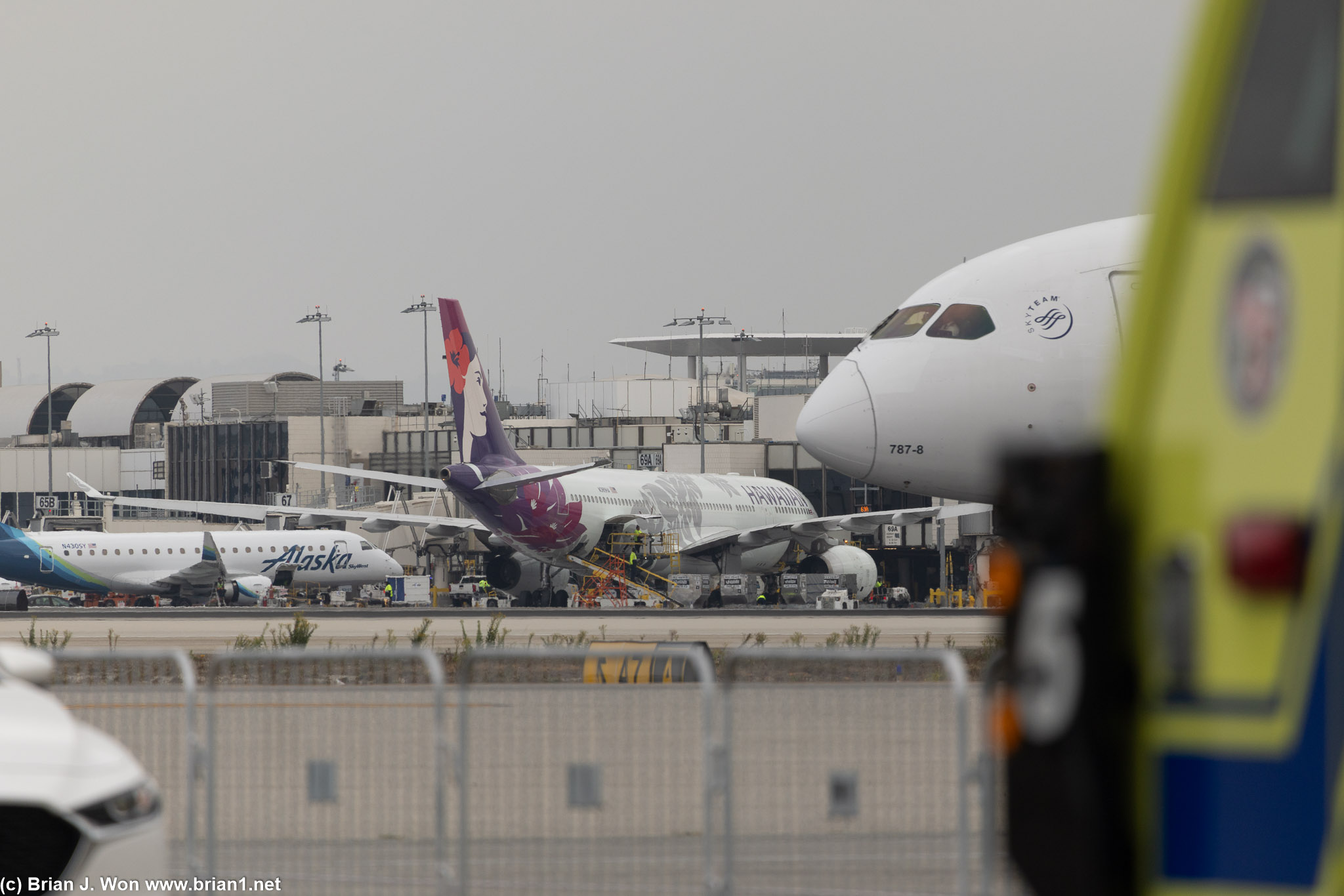 Aeromexico 787-8 landing, with Hawaiian A330 in the background.