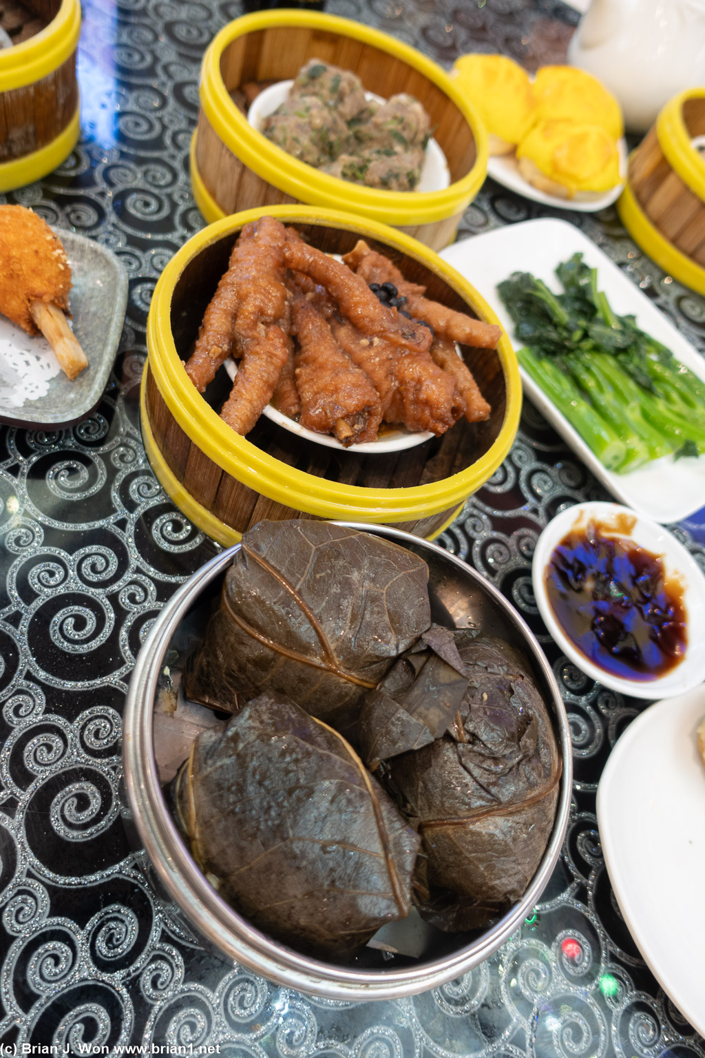 Lo mai gai were nice and fat, as were the feng zhao (chicken feet).