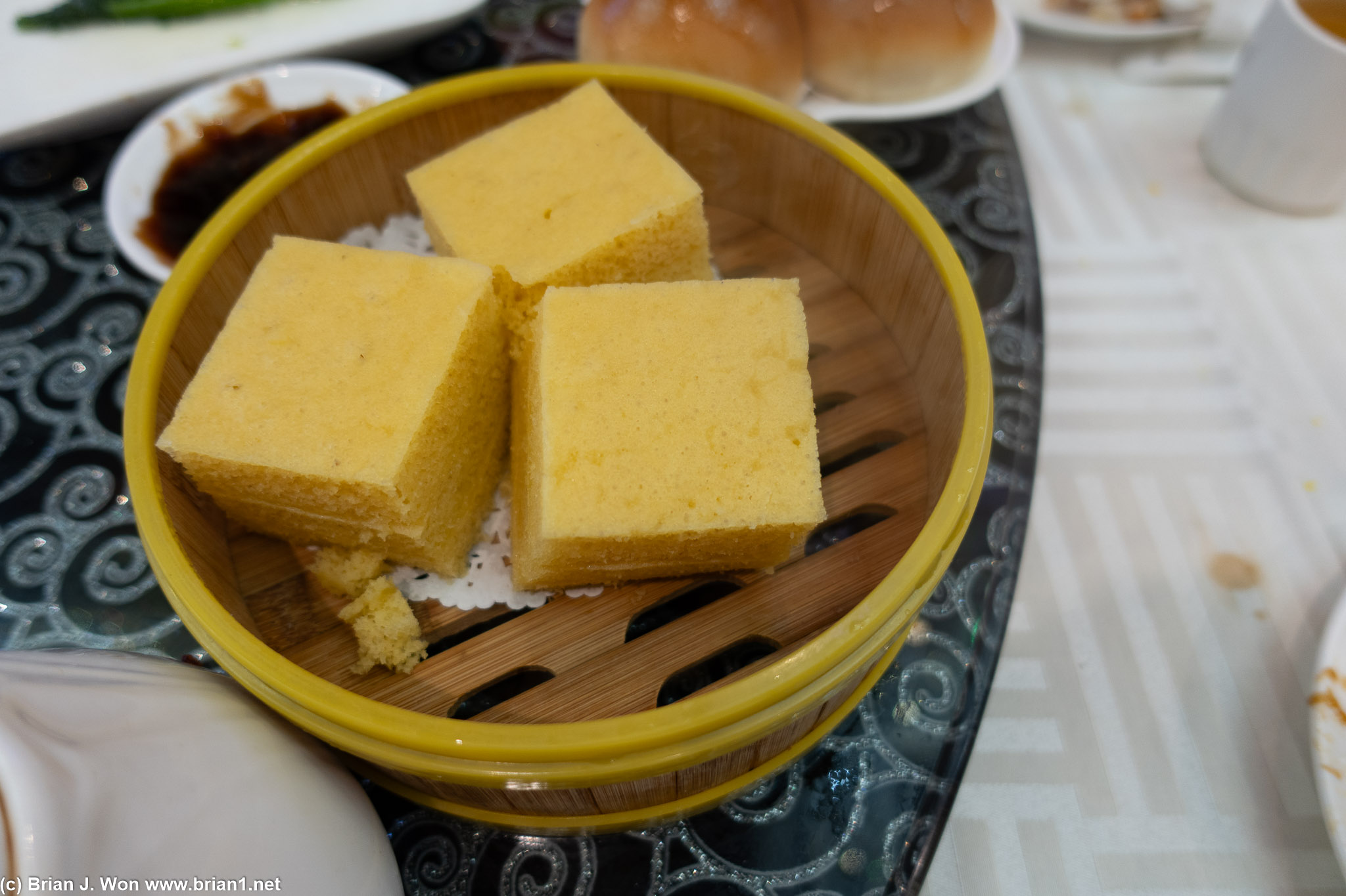 Mai lai go (steamed cake made with brown sugar).