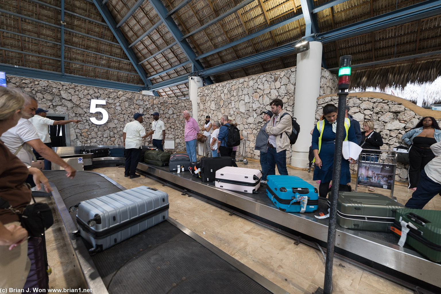 Waiting 40+ minutes for luggage.